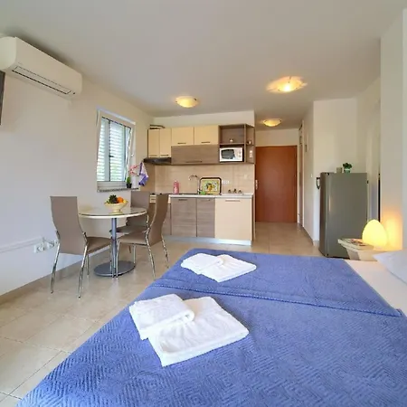 Apartment In Mit Moebliertem Balkon
