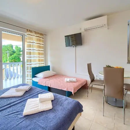 Apartment In Mit Moebliertem Balkon Silo (Krk)