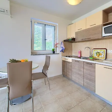 Apartment In Mit Moebliertem Balkon Silo (Krk)